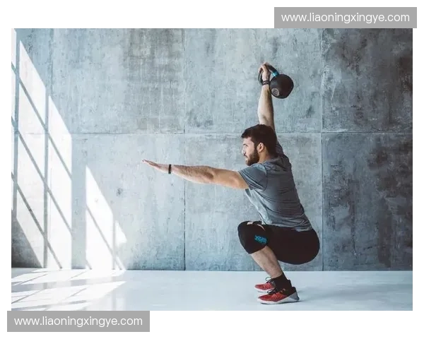 壶铃摆动训练技巧与注意事项全面解析 提升核心力量与稳定性